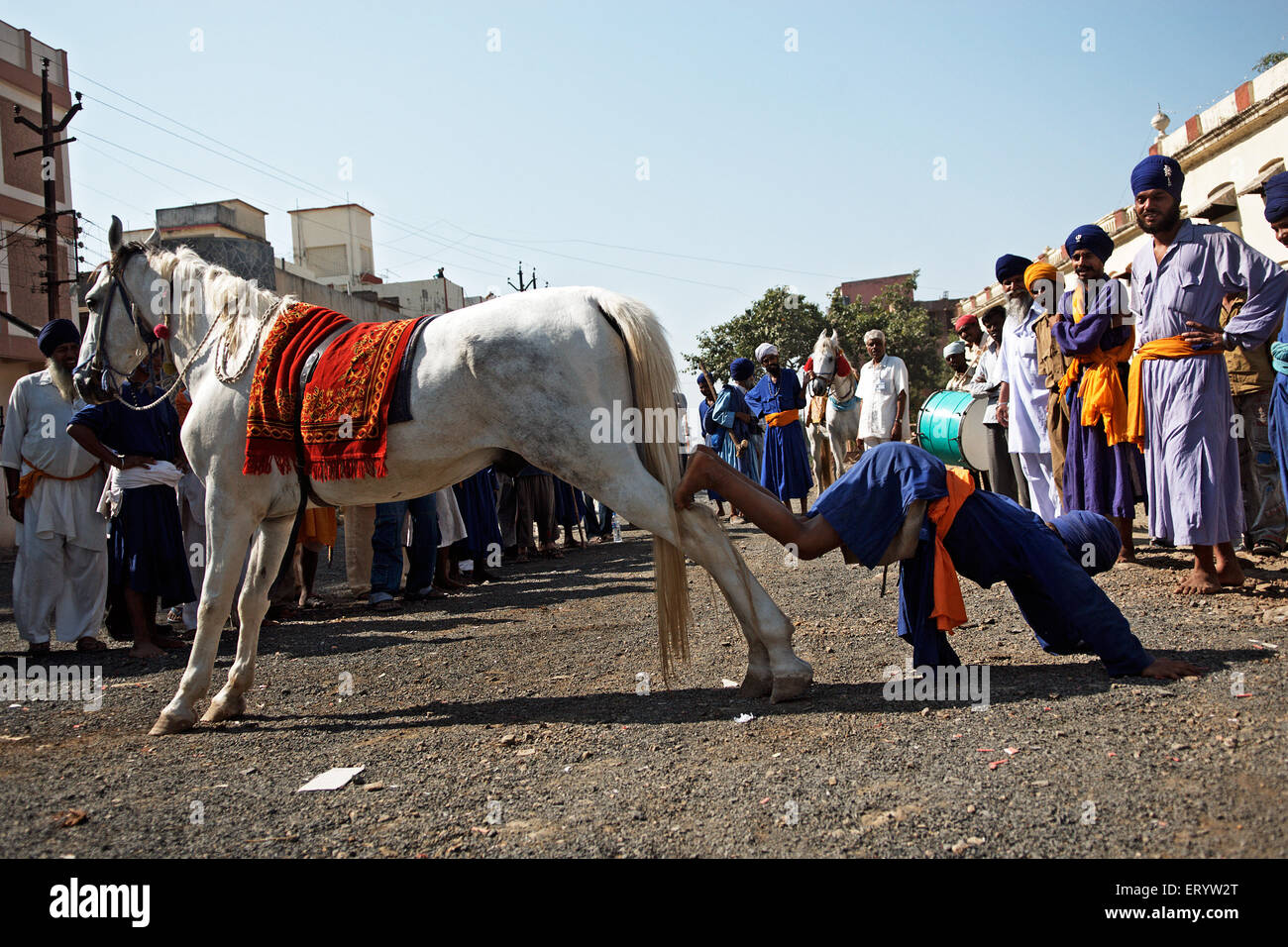 Nihang o guerriero Sikh che mostra Acrobazie Nanded ; Maharashtra ; India NOMR Foto Stock