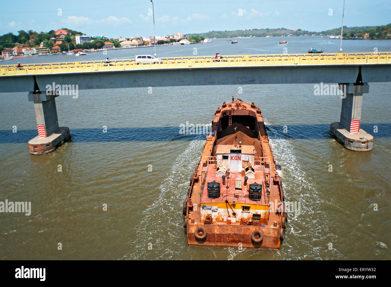 Il minerale di ferro trasportato attraverso la navigazione sul fiume Mandovi Panji ; Goa ; India NOMR Foto Stock
