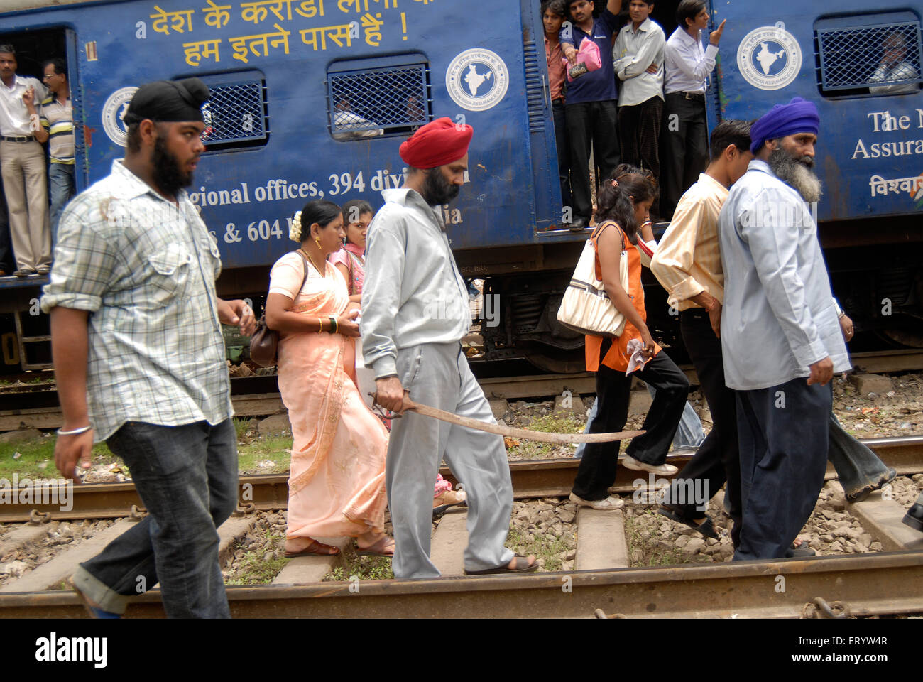 Comunità Sikh treni blocco protesta contro la cottura del bodyguard di dera saccha sauda chief ram rahim a Mulund Foto Stock