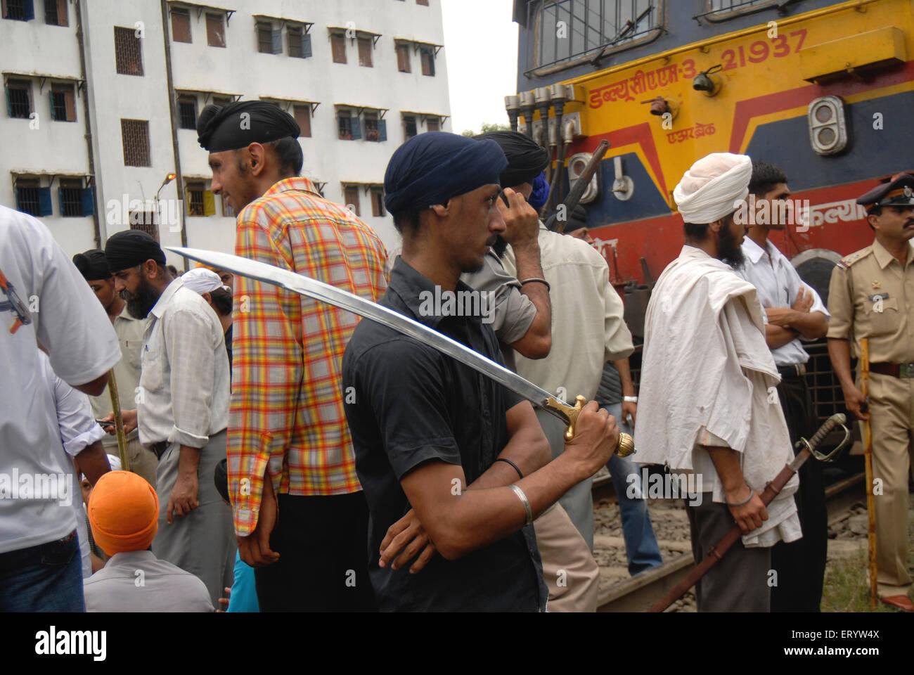 Comunità Sikh treni blocco protesta contro la cottura del bodyguard di dera saccha sauda chief ram rahim a Mulund Foto Stock