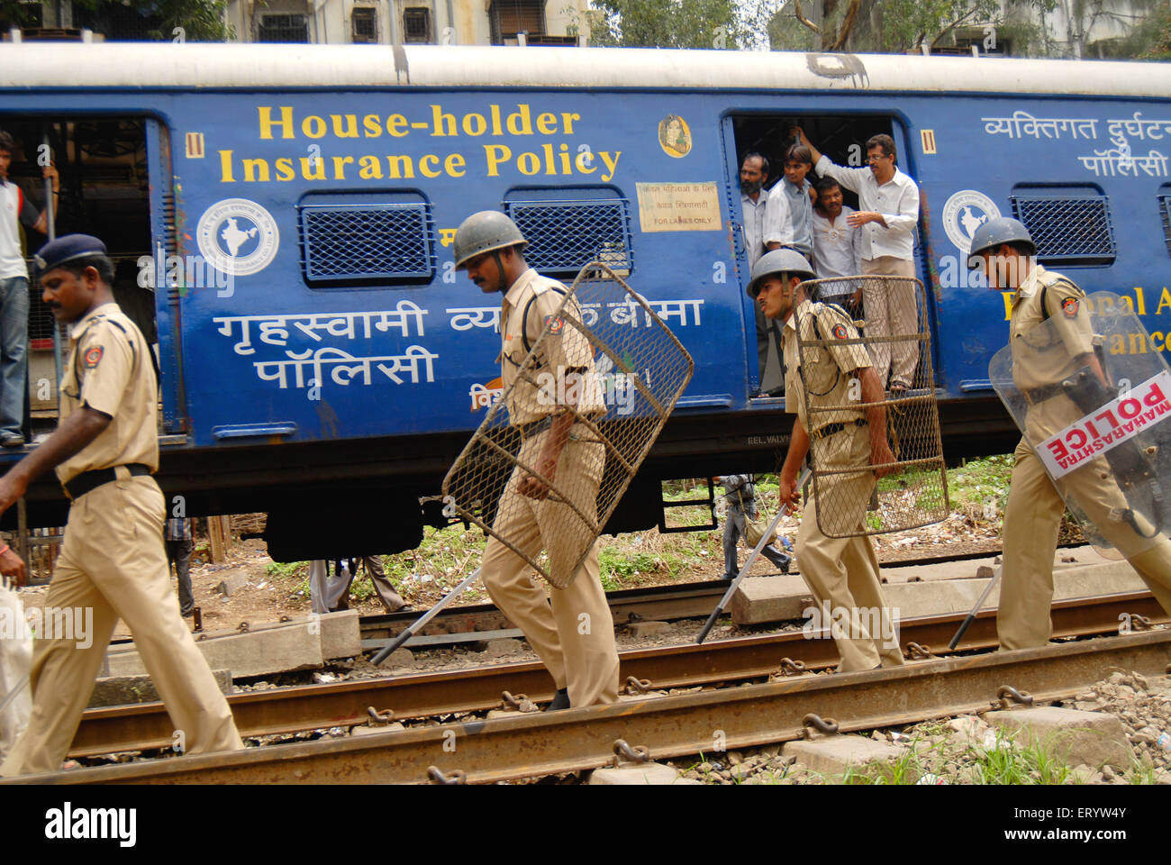 Maharashtra sicurezza della polizia per il treno locale suburbano , Bombay , Mumbai , Maharashtra , India , Asia Foto Stock