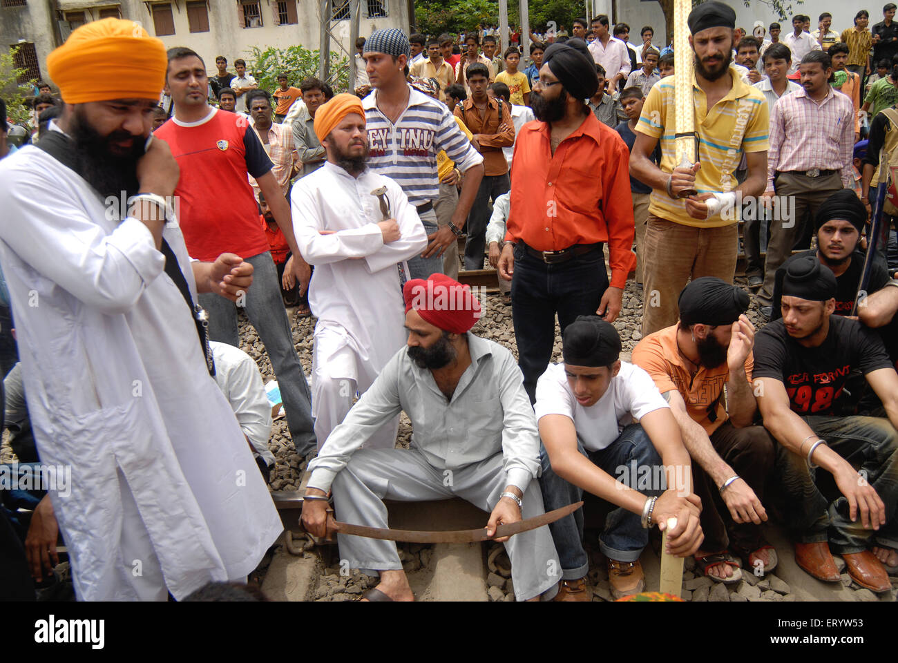 Comunità Sikh treni blocco protesta contro la cottura del bodyguard di dera saccha sauda chief ram rahim a Mulund Foto Stock