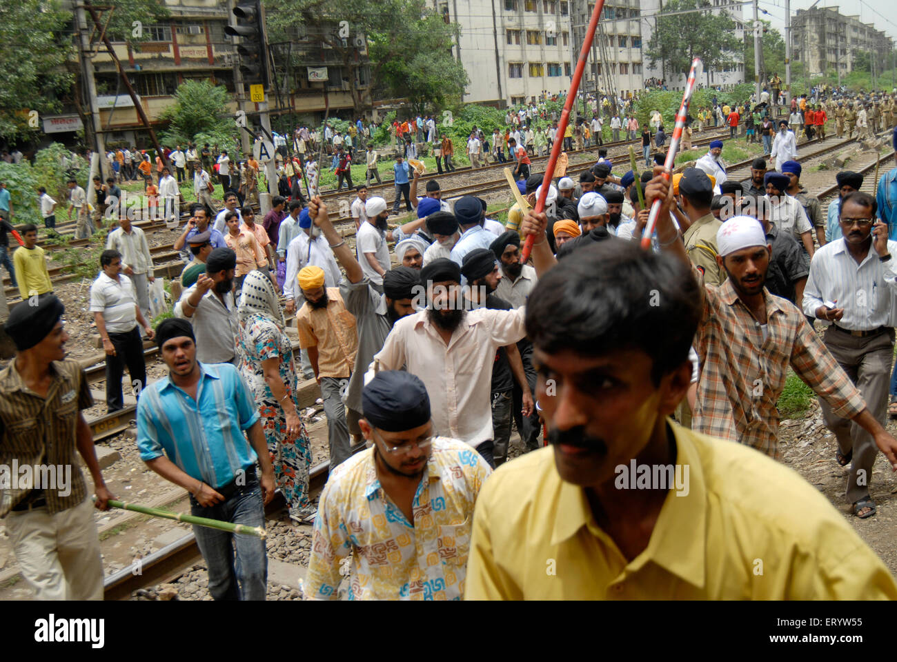 Comunità Sikh treni blocco protesta contro la cottura del bodyguard di dera saccha sauda chief ram rahim a Mulund Foto Stock