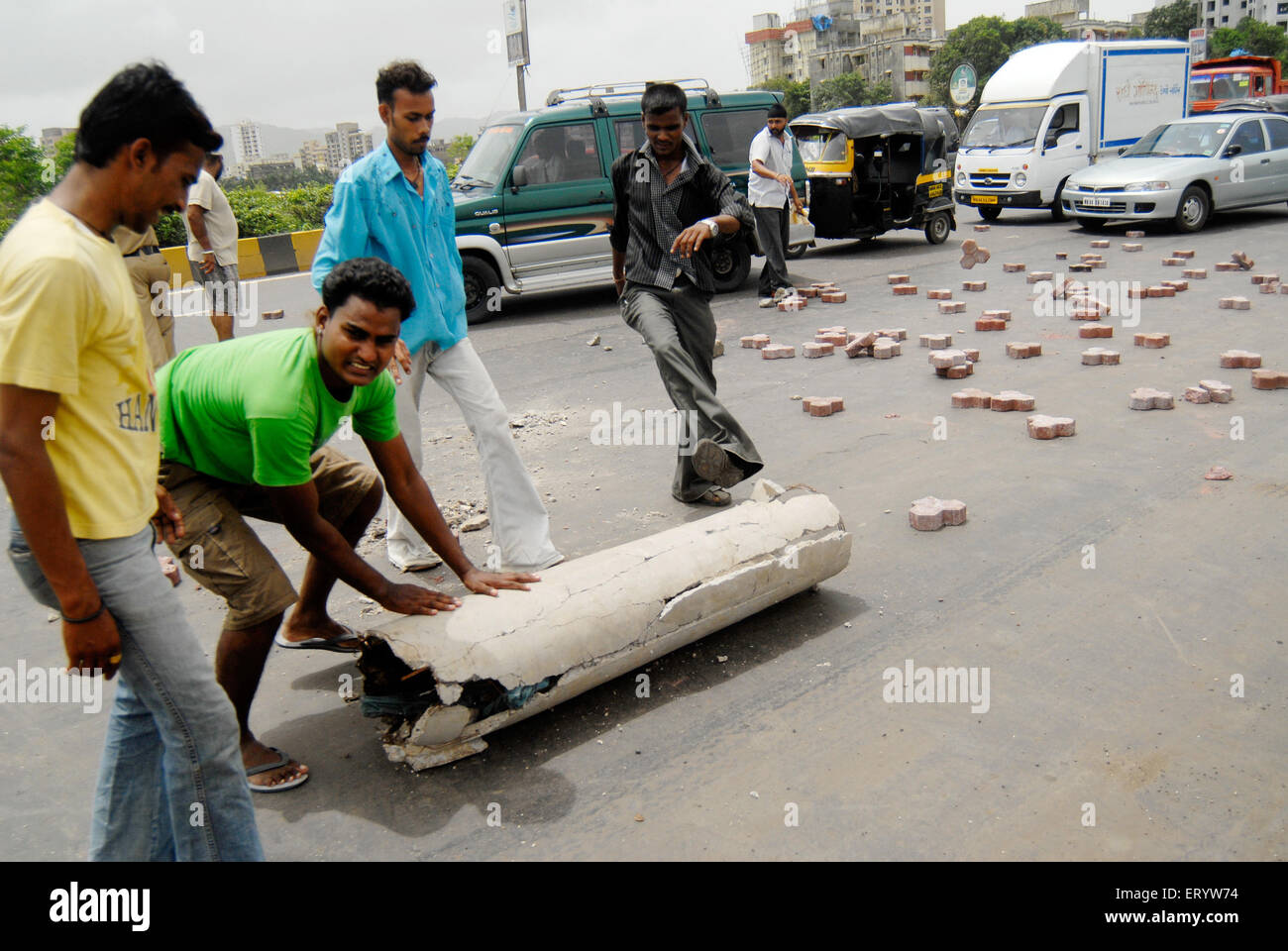 Bloccando i sikh autostrada protestando per dera saccha sauda a ; Mulund ; Bombay ; Mumbai ; Maharashtra ; India NOMR Foto Stock