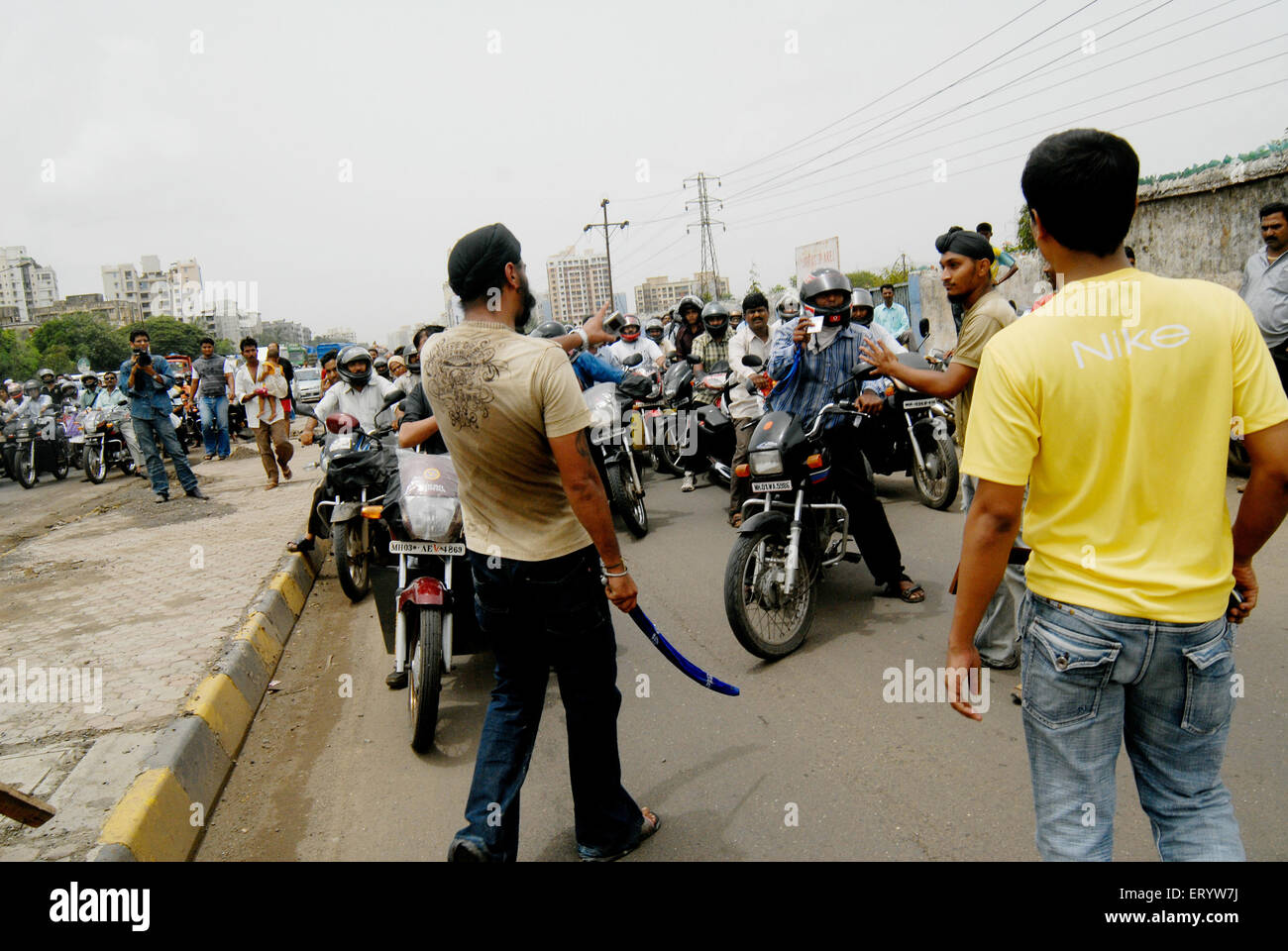 Bloccando i sikh autostrada protestando per dera saccha sauda a ; Mulund ; Bombay ; Mumbai ; Maharashtra ; India NOMR Foto Stock