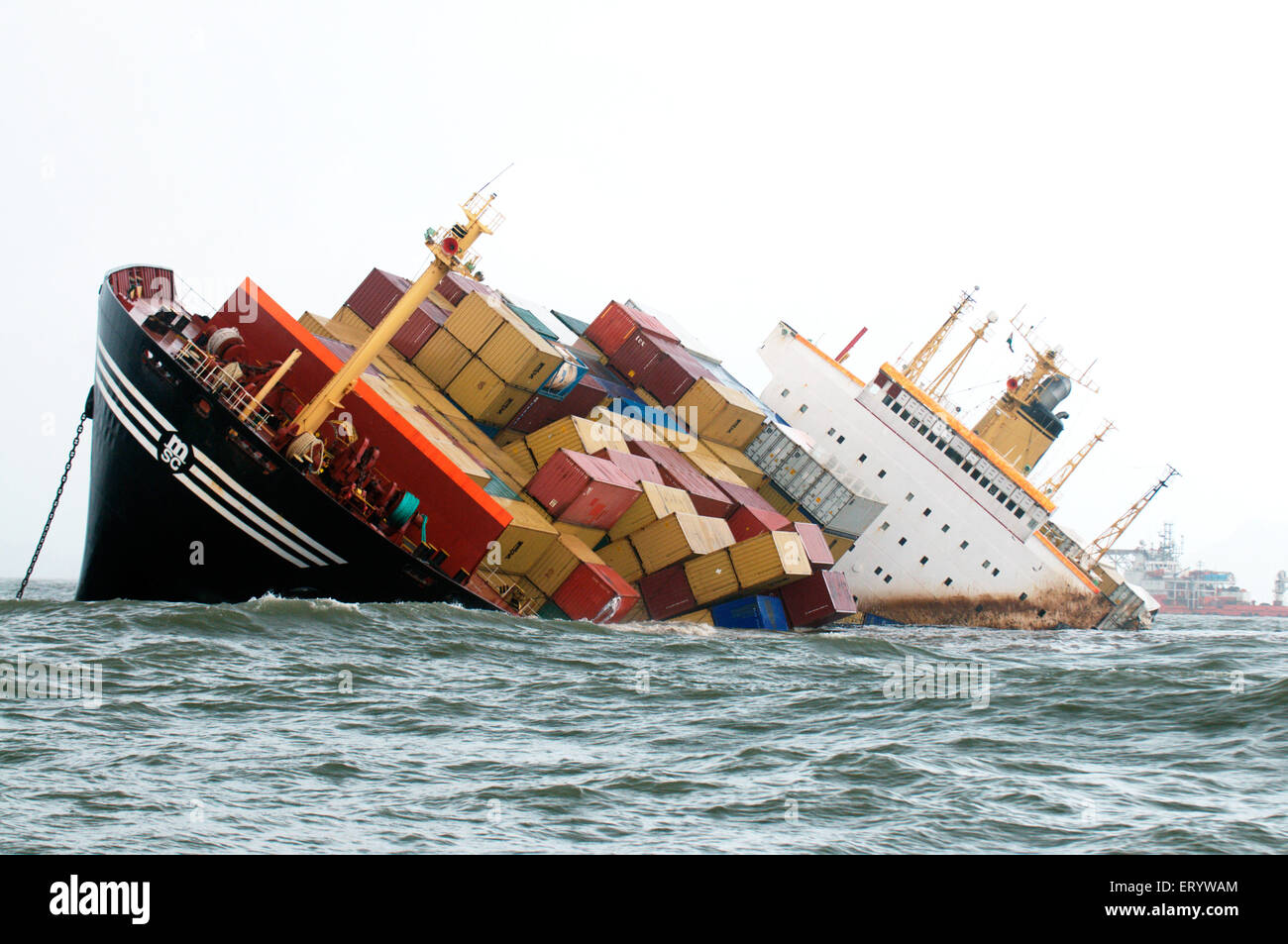 Nave portacontainer che affondava pericolosamente inclinata dopo un incidente in collisione nel Mar Arabico Bombay Mumbai Maharashtra India Asia incidente indiano asiatico Foto Stock