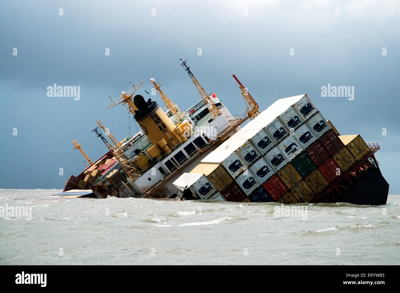 Contenitore nave chitra inclinato pericolosamente collidere in mare ; Bombay Mumbai ; Maharashtra ; India 9 Agosto 2010 Foto Stock