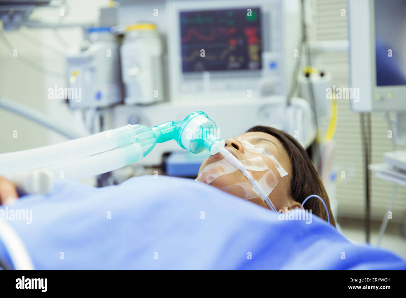 Paziente con mascherina di ossigeno in sala operatoria Foto Stock