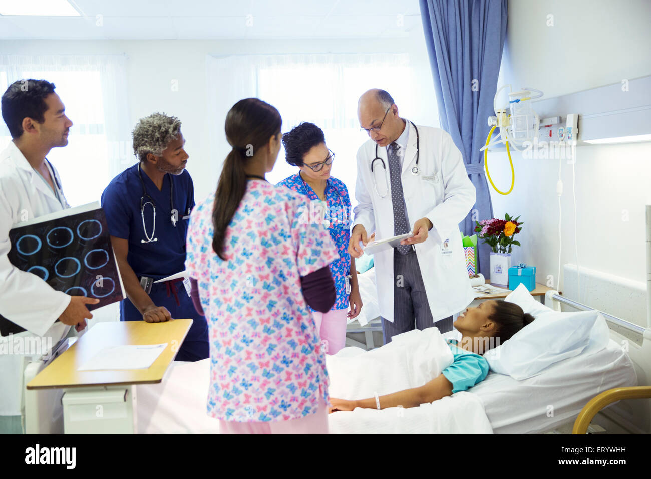 I medici e gli infermieri facendo turni nella stanza di ospedale Foto Stock