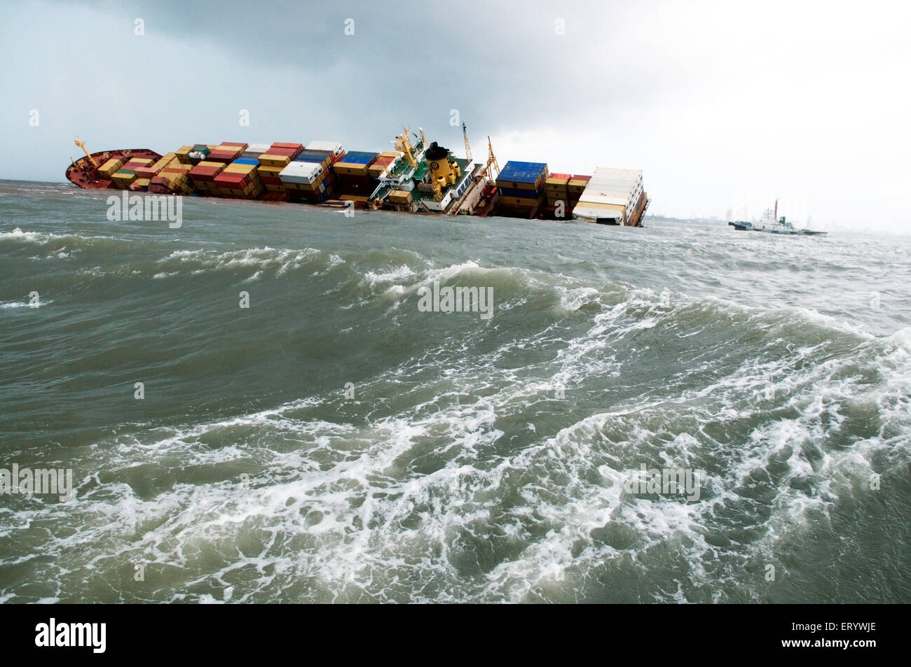 Contenitore nave chitra inclinato pericolosamente collidere in mare ; Bombay Mumbai ; Maharashtra ; India 9 Agosto 2010 Foto Stock