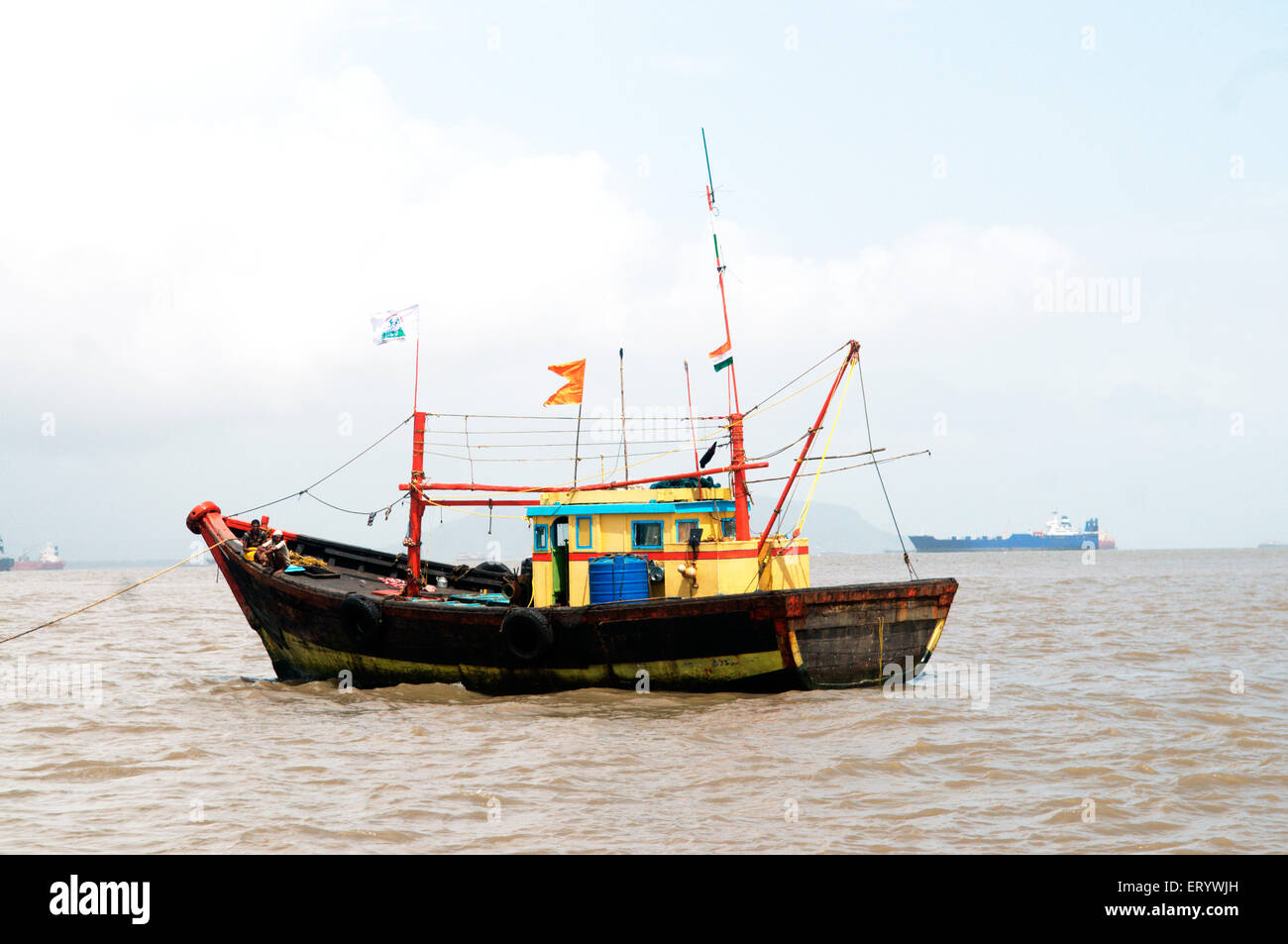 Pesca barca a strascico in mare ; Bombay ; Mumbai ; Maharashtra ; India ; asia Foto Stock