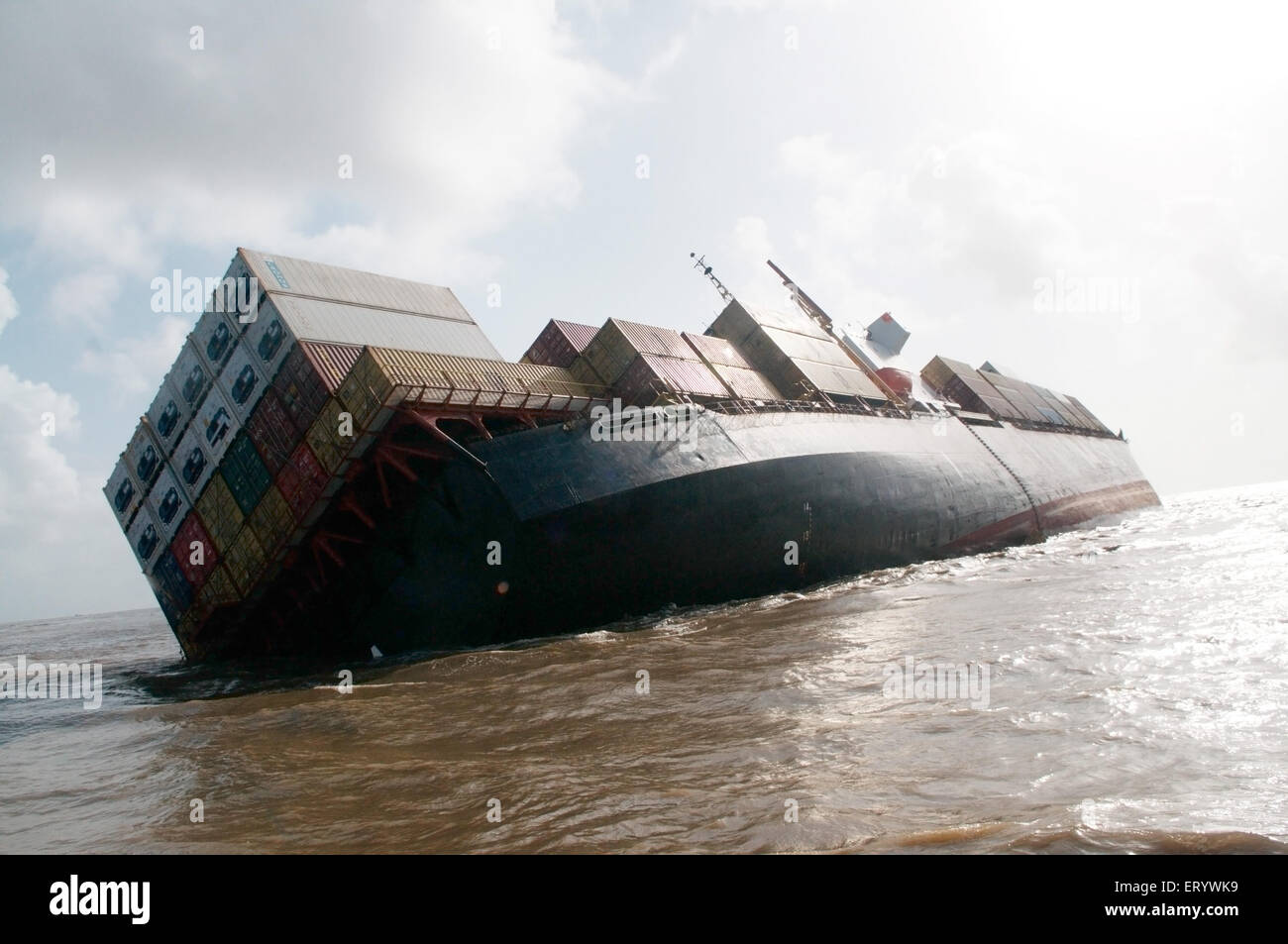 Contenitore nave chitra inclinato pericolosamente collidere in mare ; Bombay Mumbai ; Maharashtra ; India Foto Stock