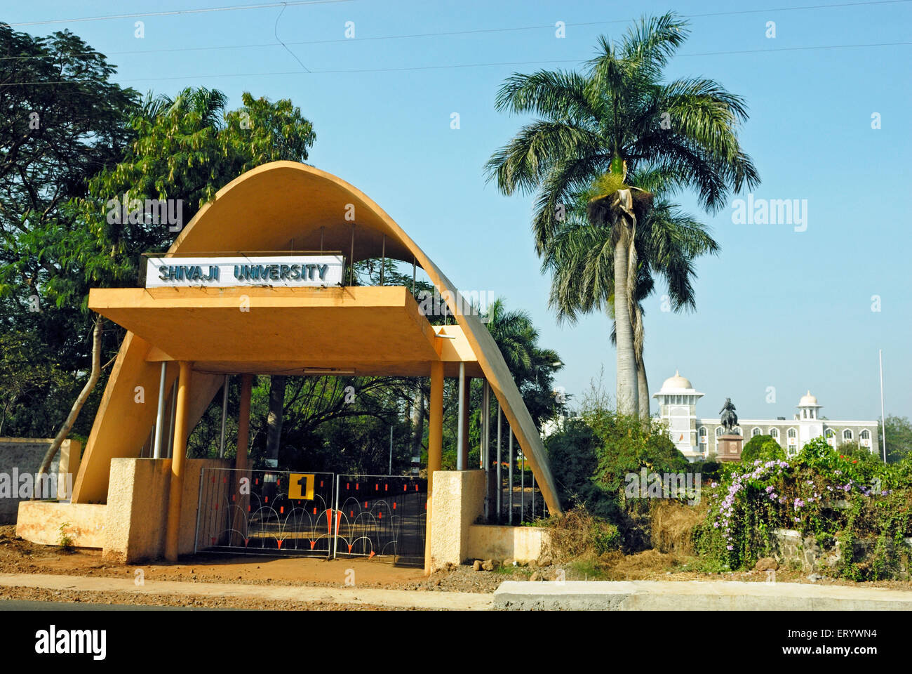 Porta d'ingresso dell'Università di Shivaji, Kolhapur, Maharashtra, India, asia Foto Stock