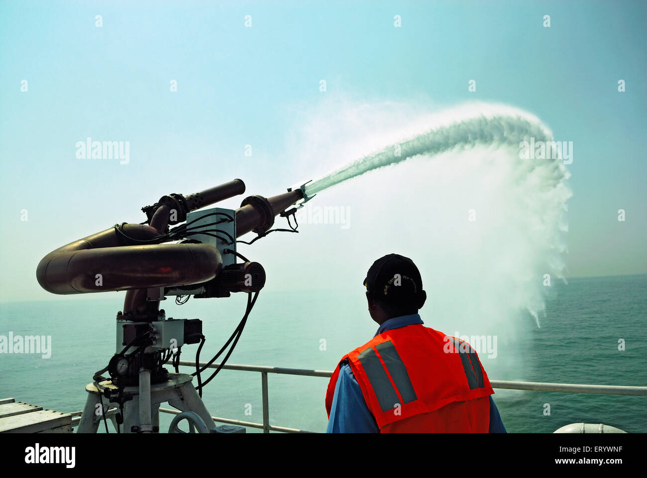 Navy guardia costiera nave cannone acqua , Bombay , Mumbai , Maharashtra , India , Asia Foto Stock