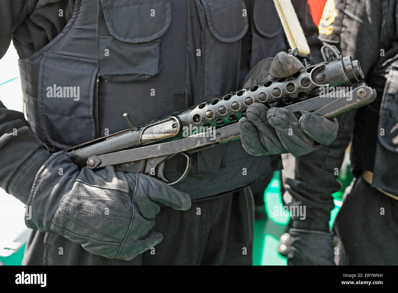 Marcos commandos indossando bullet proof camicia ; Mumbai Bombay ; Maharashtra ; India Foto Stock