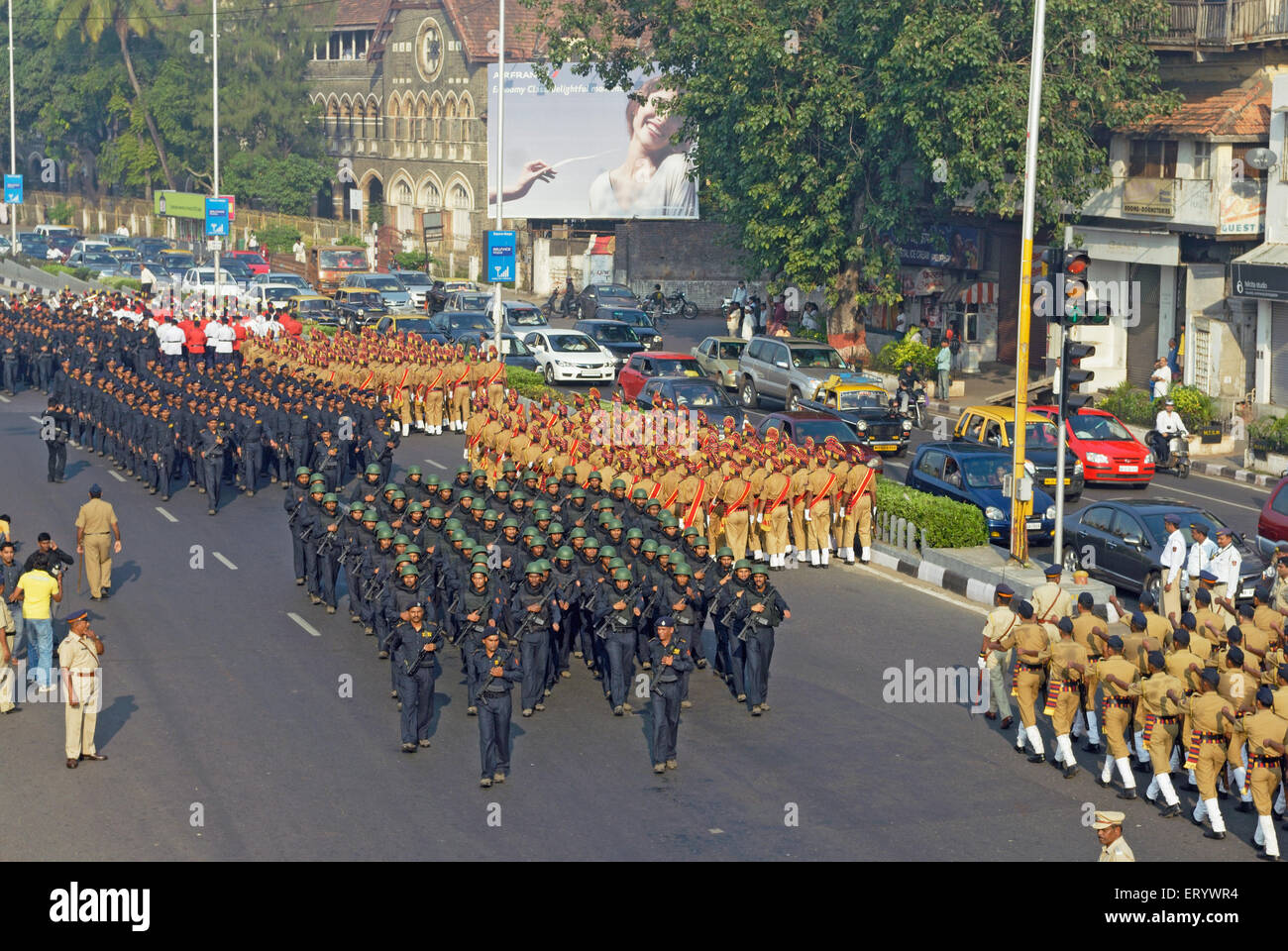 La polizia di Mumbai marciando a marine drive ; Bombay ; Mumbai ; Maharashtra ; India Foto Stock