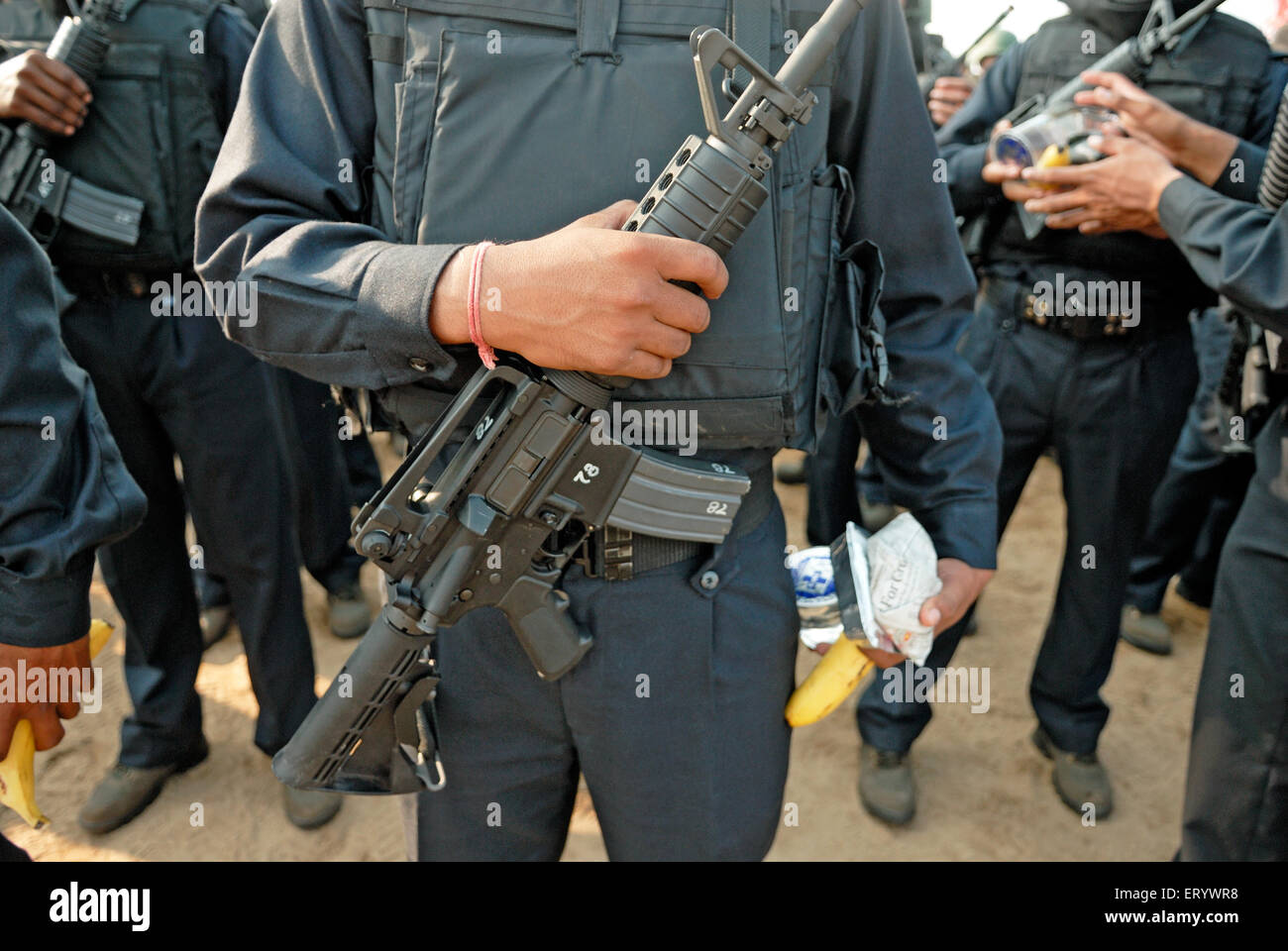 Commando di polizia a prova di proiettile camicia ; Bombay ; Mumbai ; Maharashtra ; India Foto Stock