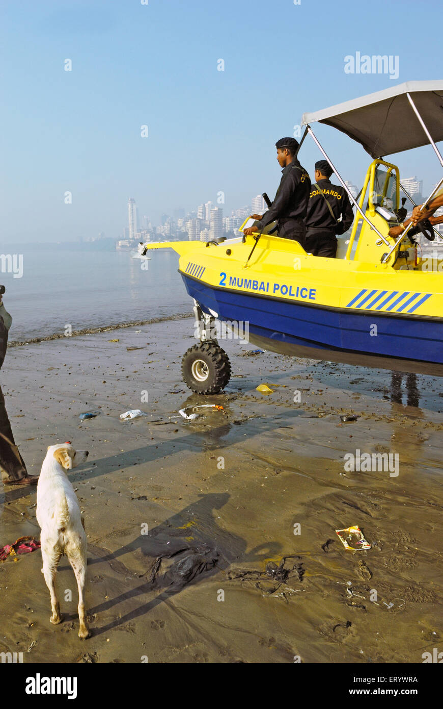 La polizia di Mumbai commandos in veicoli anfibi a ; Marine Drive ; Bombay ; Mumbai ; Maharashtra ; India Foto Stock