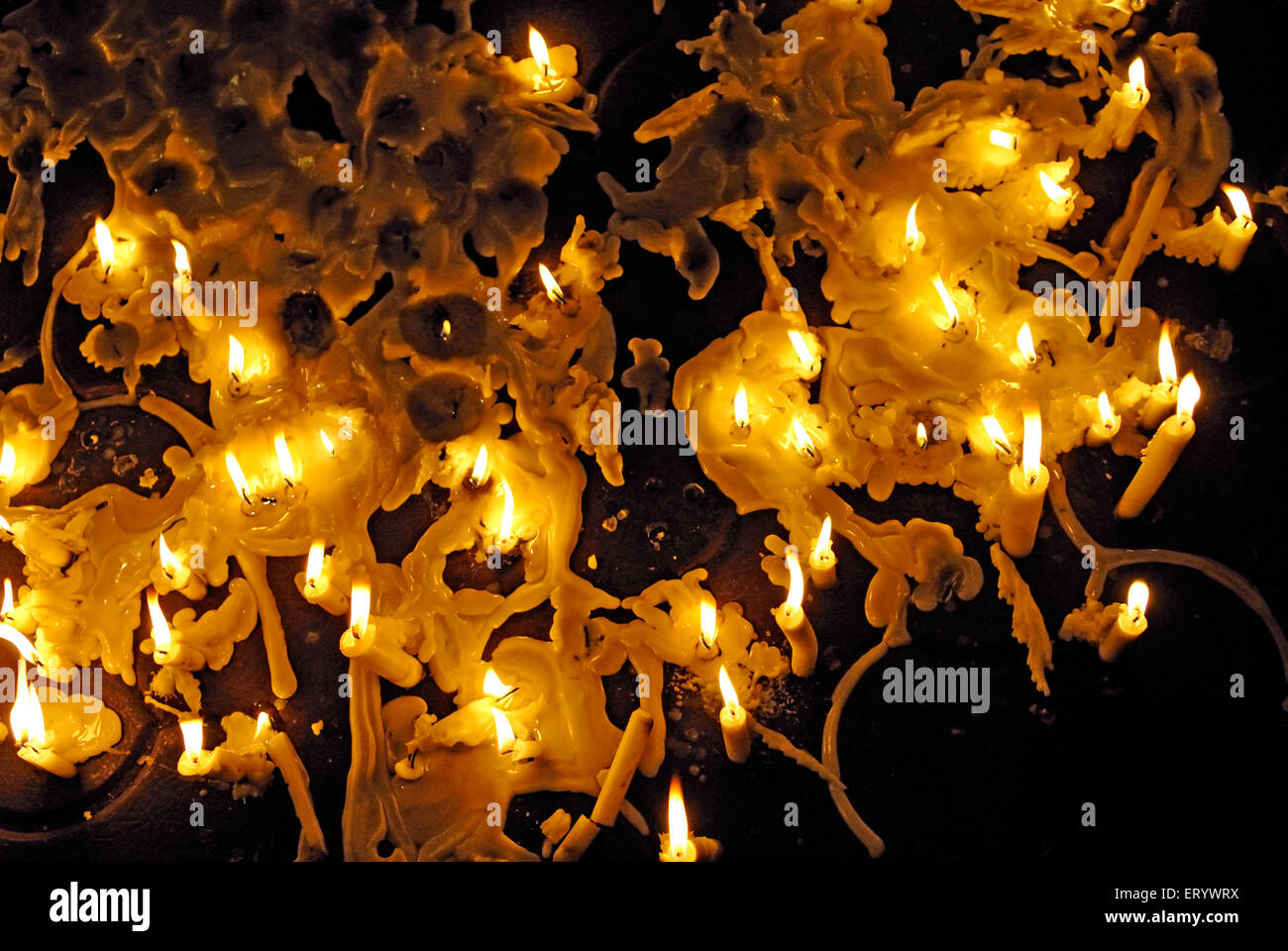 Accendendo candele in memoria di attacco terroristico ; Bombay ; Mumbai ; Maharashtra ; India Foto Stock