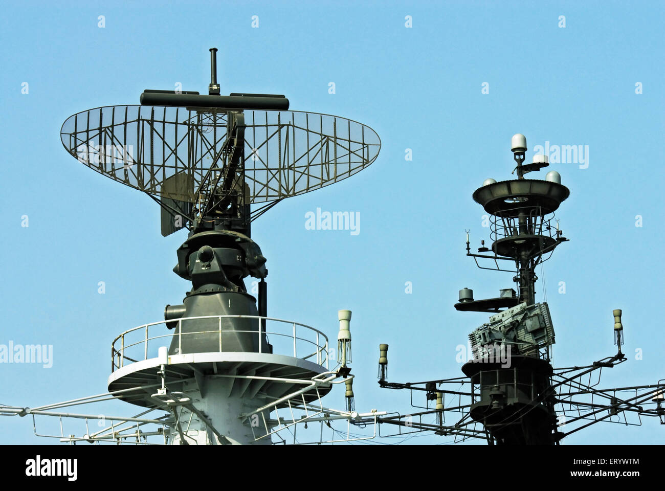 Anticipo del sistema radar sul ponte di volo di INS viraat R22 Marina indiana ; Bombay ; Mumbai ; Maharashtra ; India Foto Stock