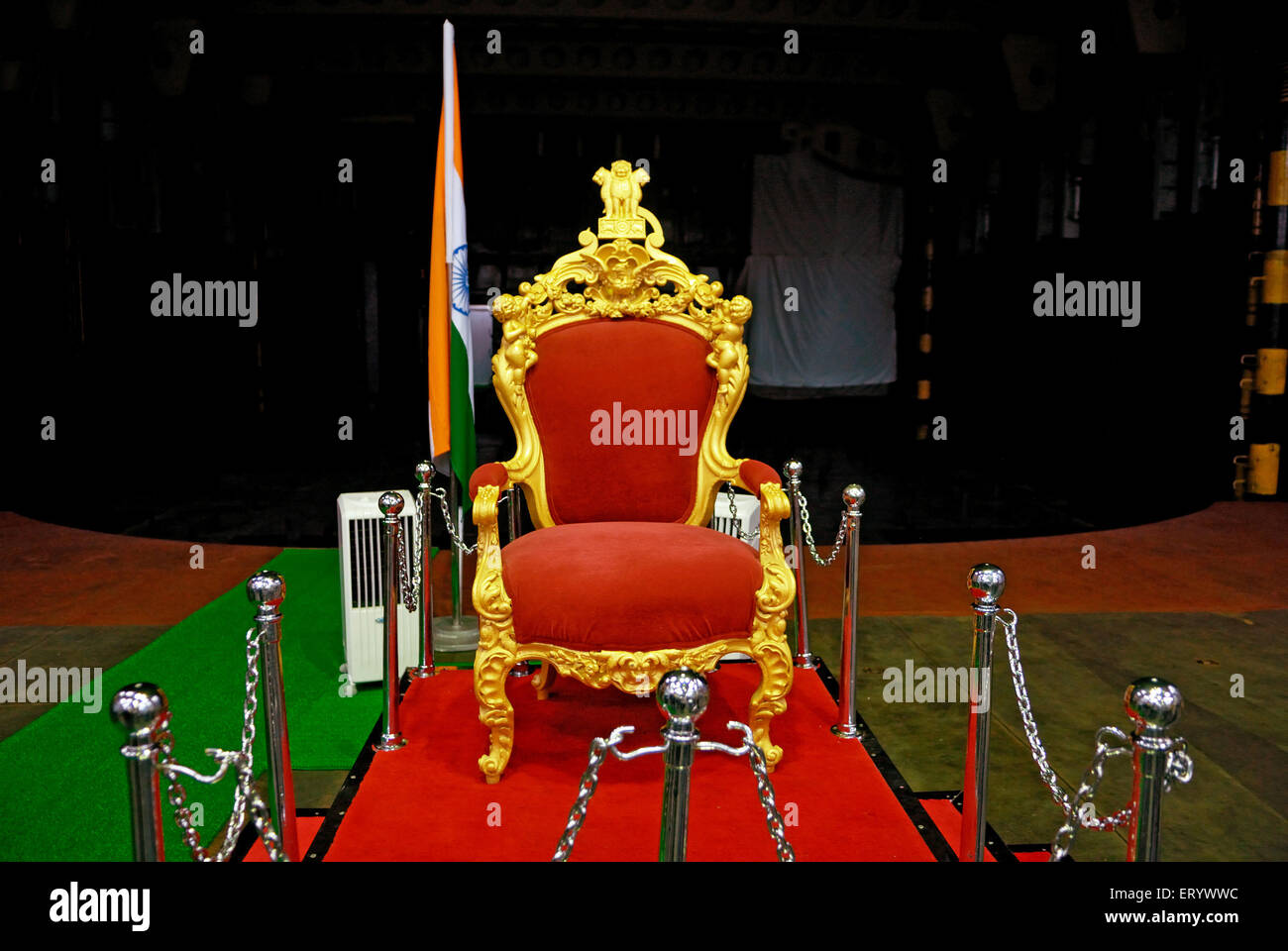 Sedia intagliata con emblema nazionale e la bandiera indiana conservata a bordo di INS viraat R22 ; Bombay ; Mumbai ; Maharashtra ; India Foto Stock
