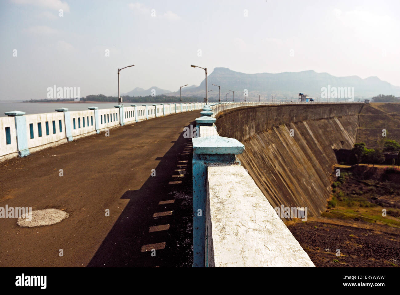 Vaitarna superiore diga sul lago vaitarna ; Bombay ; Mumbai ; Maharashtra ; India Foto Stock