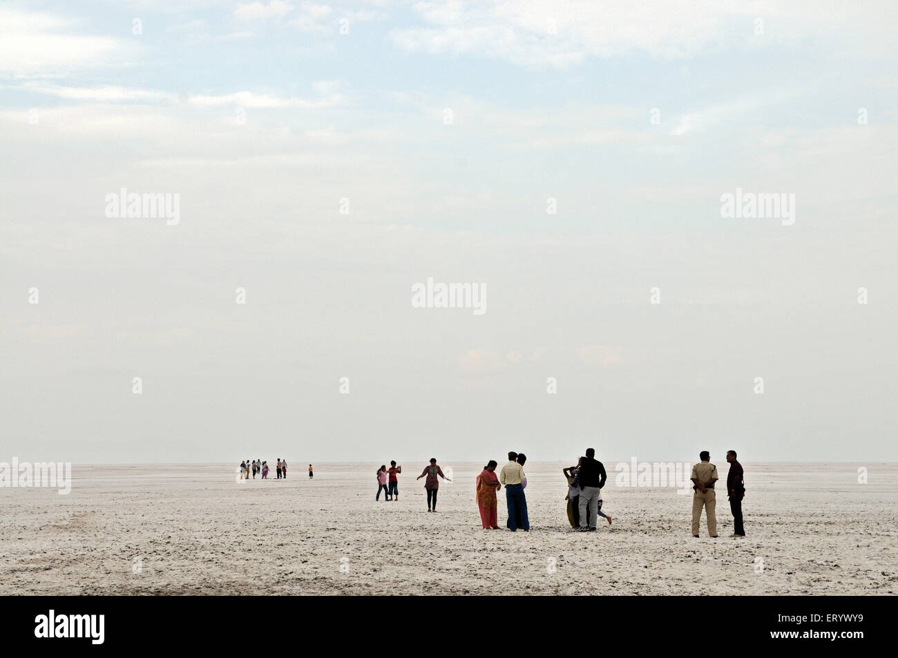 Turisti in grande rann di kutch ; Rann Utsav, Bhuj ; Gujarat ; India Foto Stock