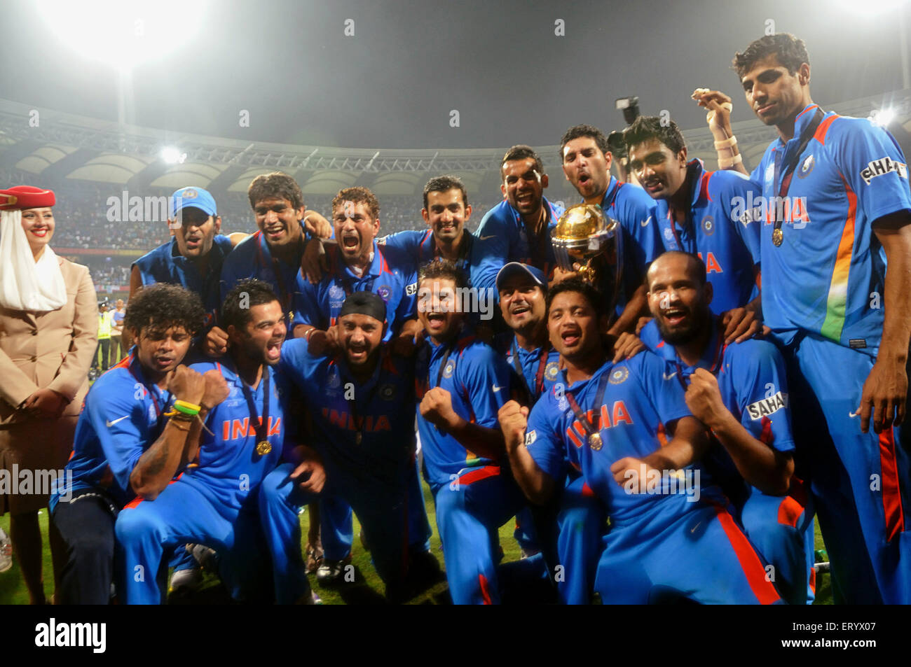 Il Cricketers festeggiare il trofeo battendo Sri Lanka ICC Cricket World Cup 2011 partita finale Wankhede Stadium Mumbai India - Foto Stock