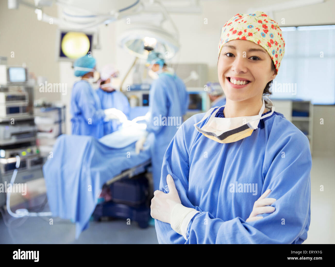 Ritratto di sorridere chirurgo in sala operatoria Foto Stock