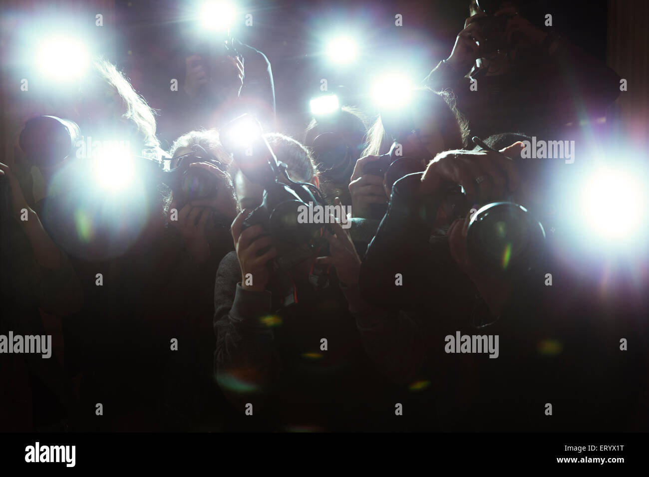 Close up di paparazzi fotografi telecamere di puntamento Foto Stock