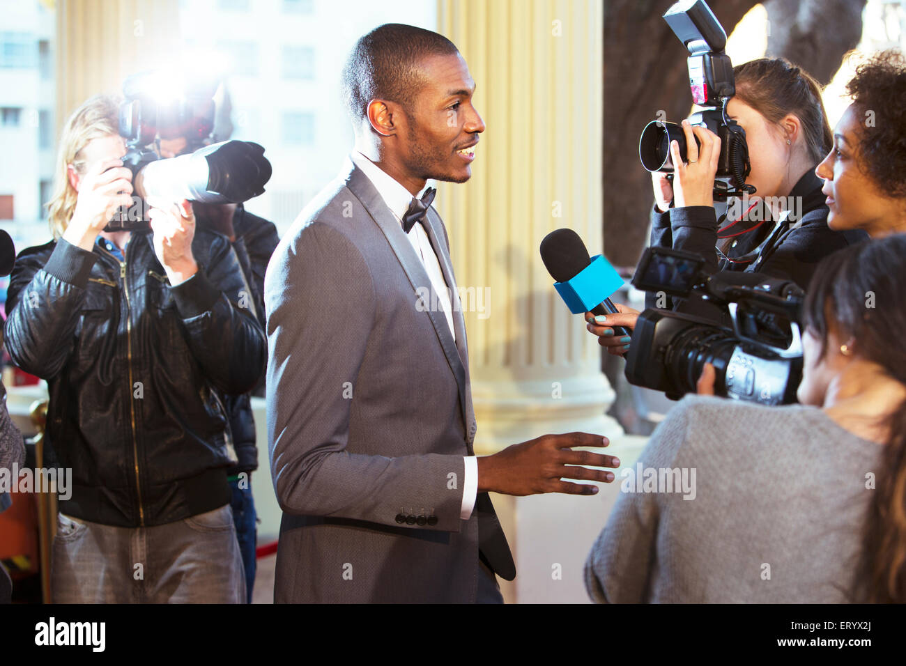 Celebrità intervistata e fotografata da paparazzi a caso Foto Stock