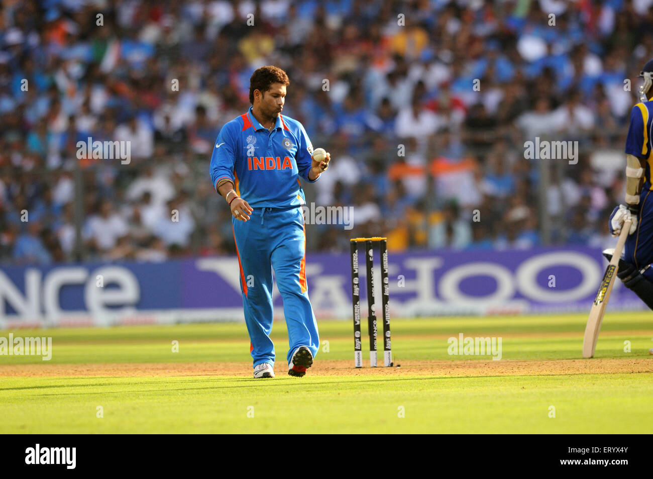 Player Sachin Tendulkar reagisce bowling spell ICC Cricket World Cup finals Wankhede stadium Mumbai Foto Stock