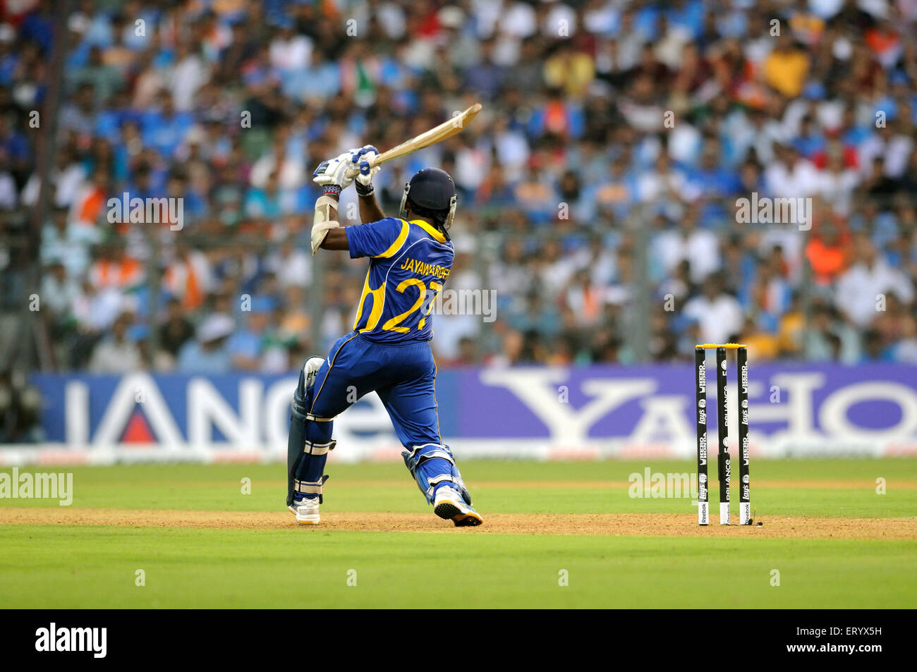 Sri Lanka Mahela battitore Jaywerdena gioca shot ICC Cricket World Cup finals Wankhede stadium Mumbai Foto Stock