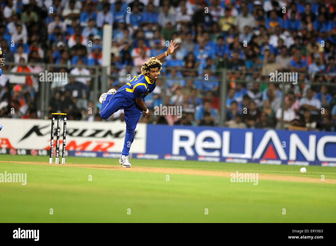 Sri Lanka Bowler Lasith Malinga azione 2011 ICC World Cup finale Sri Lanka Wankhede Stadio Bombay Mumbai Maharashtra India Asia Foto Stock