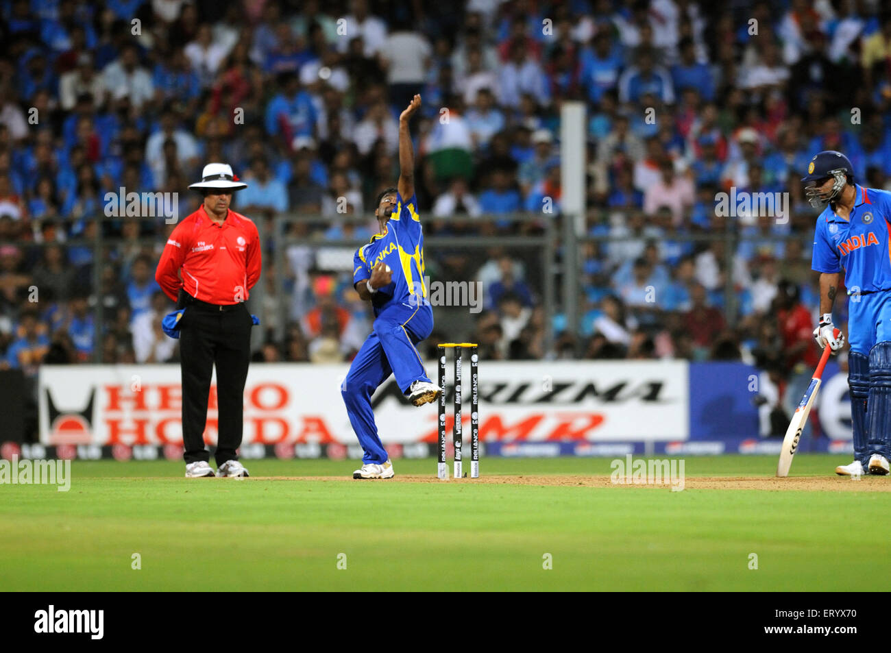Il governo dello Sri Lanka bowler Muttiah Murlitharan C in azione ICC Cricket World Cup Wankhede Stadium Mumbai Foto Stock