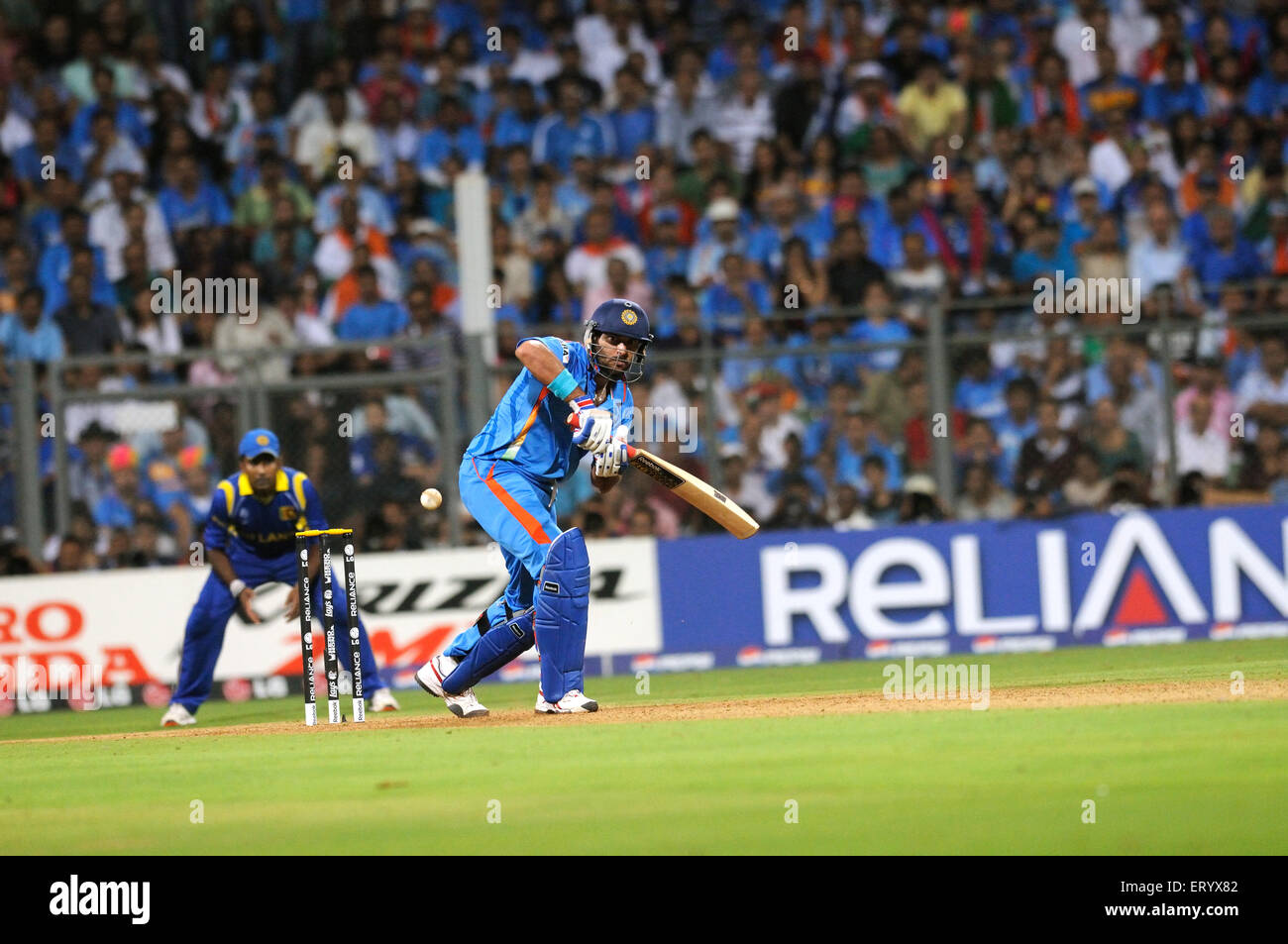 Battitore indiano Yuvraj Singh gioca shot 2011 CPI finale di Coppa del Mondo India Sri Lanka Wankhede Stadium Mumbai Foto Stock