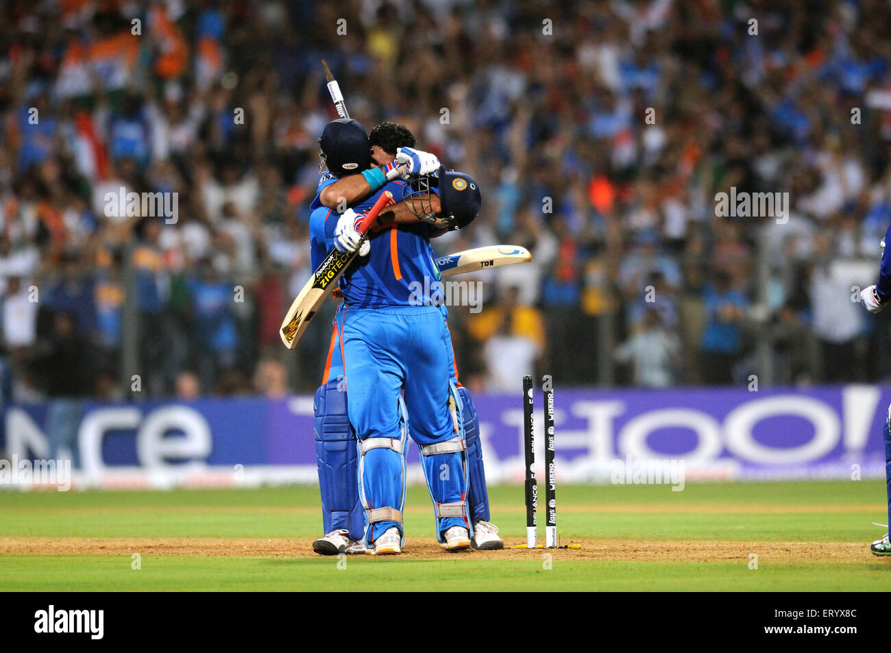 Mahendra Singh Dhoni R del team mate Yuvraj Singh celebrare ICC Cricket World Cup 2011 partita finale Wankhede Stadium Mumbai Foto Stock