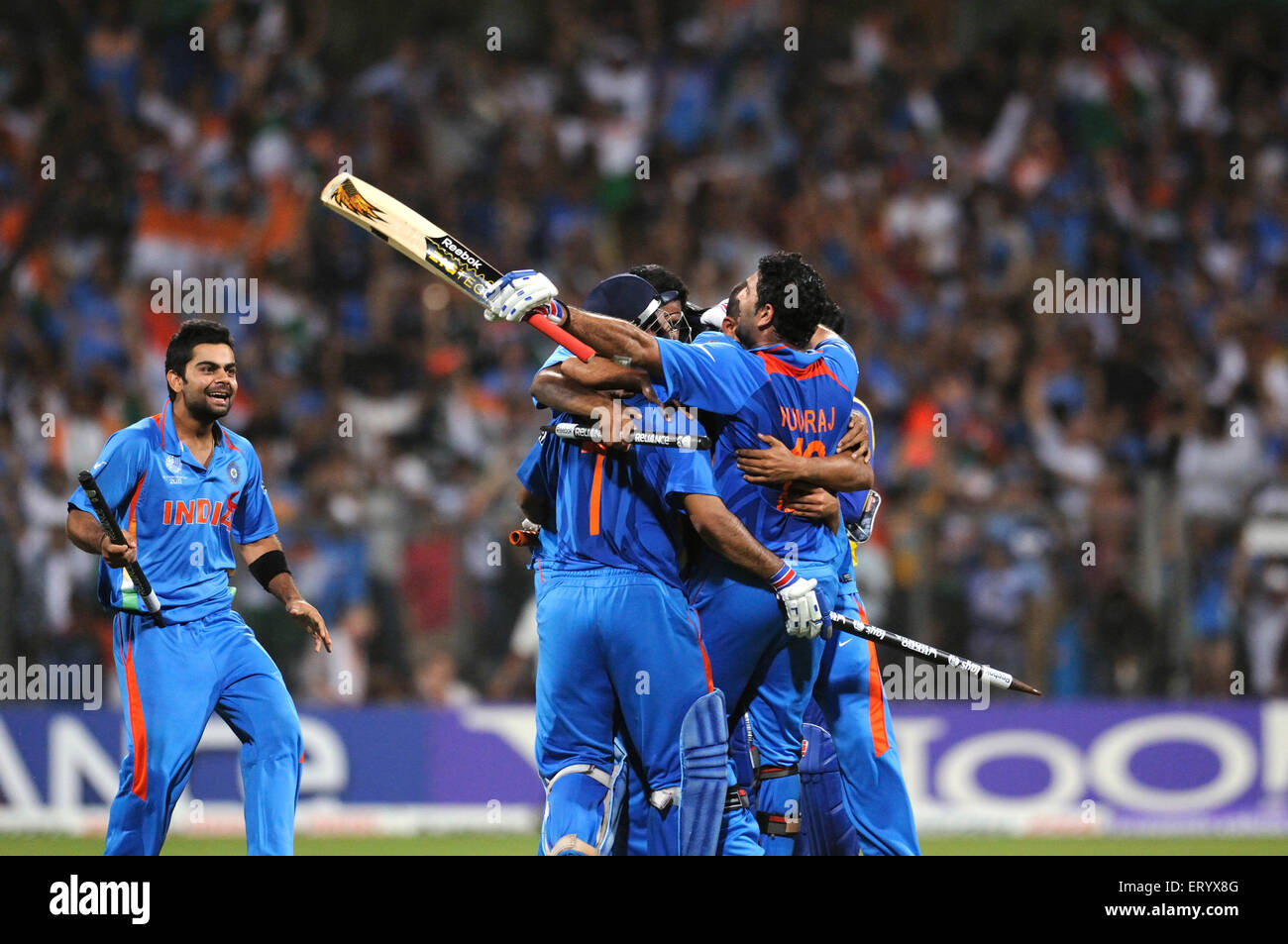 I cricketers indiani celebrano il battere Sri Lanka ICC Cricket World Cup 2011 Wankhede Stadium Bombay Mumbai Maharashtra India Asia Asian Indian Foto Stock