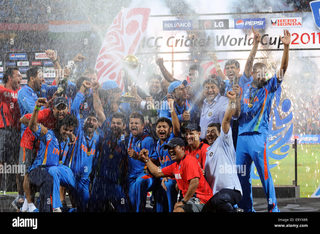 Il Cricketers celebrare ICC World Cup Trofeo battendo Sri Lanka ICC Cricket World Cup 2011 partita finale Wankhede Stadium Mumbai Foto Stock