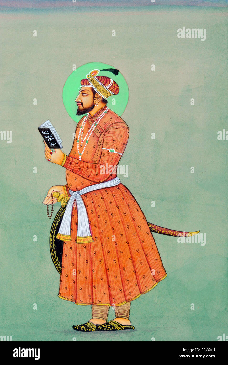 Aurangzeb con scudo di spada perle di preghiera Corano Quran miniatura pittura di indiano Mughal imperatore India Asia Foto Stock