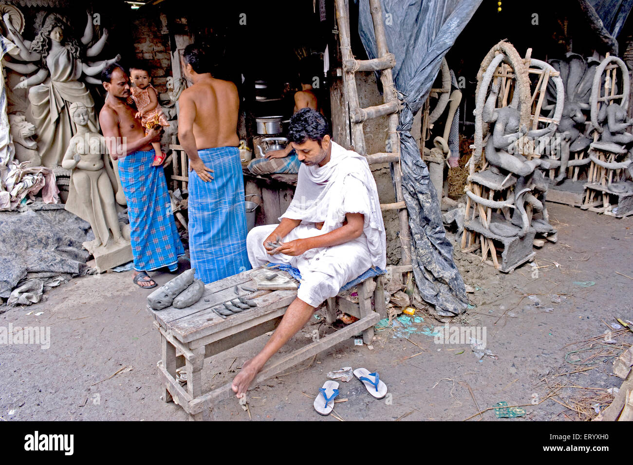 La open studio dell'argilla modeller a Kumartuli ; Kolkata Calcutta ; Bengala Occidentale ; India Foto Stock