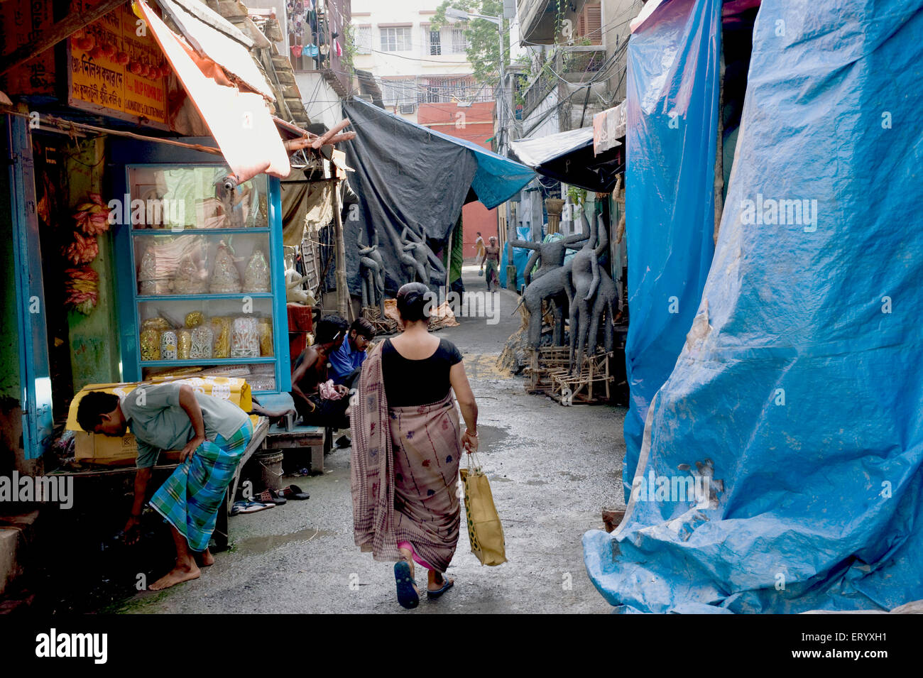 L'idolo di argilla rendendo studio di scena a Kumartuli ; Kolkata Calcutta ; Bengala Occidentale ; India Foto Stock