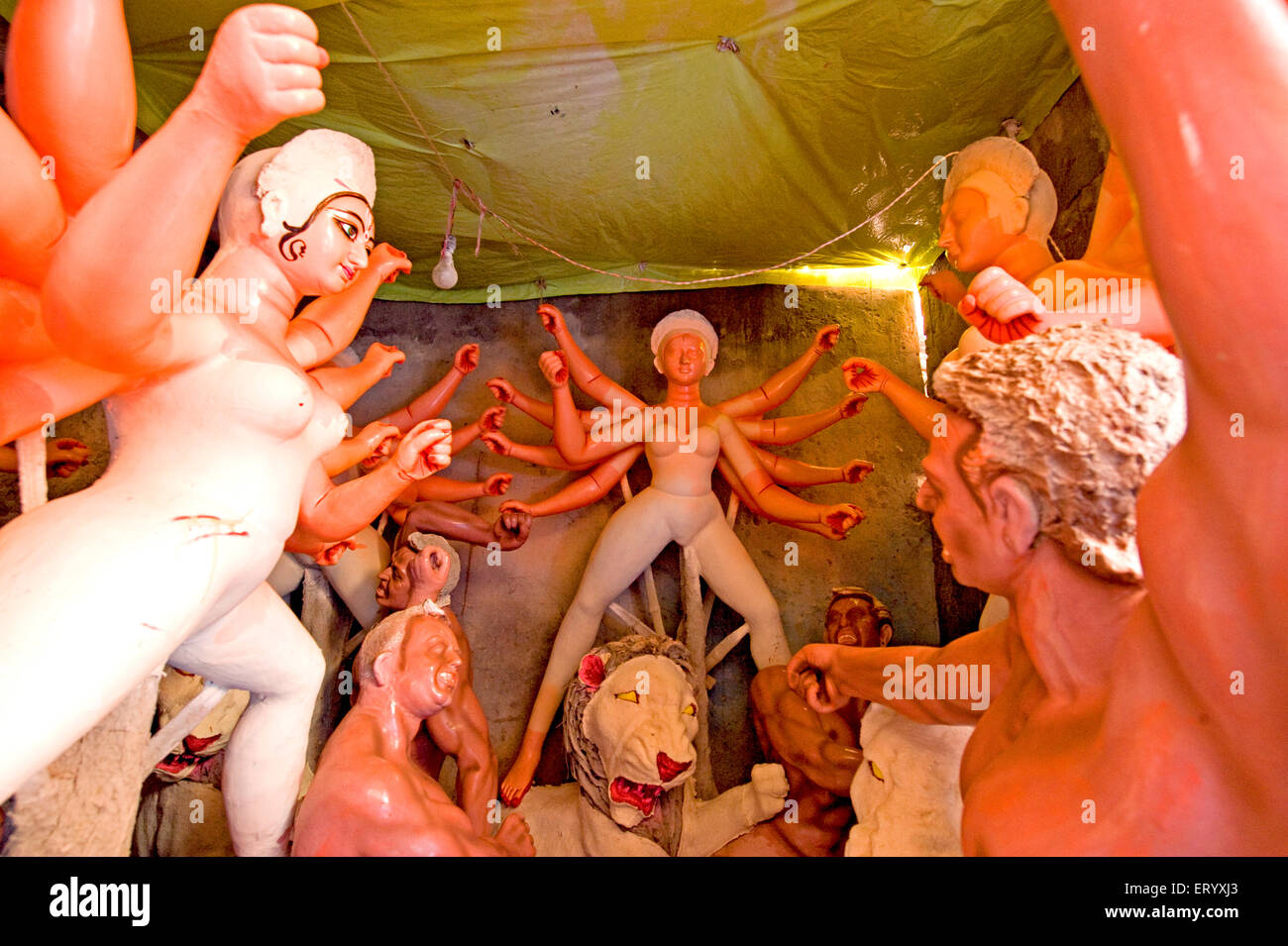 Immagine della dea Durga da creta i modellisti del patrimonio Kumartuli villaggio artigianale di Calcutta ; Bengala Occidentale ; India Foto Stock