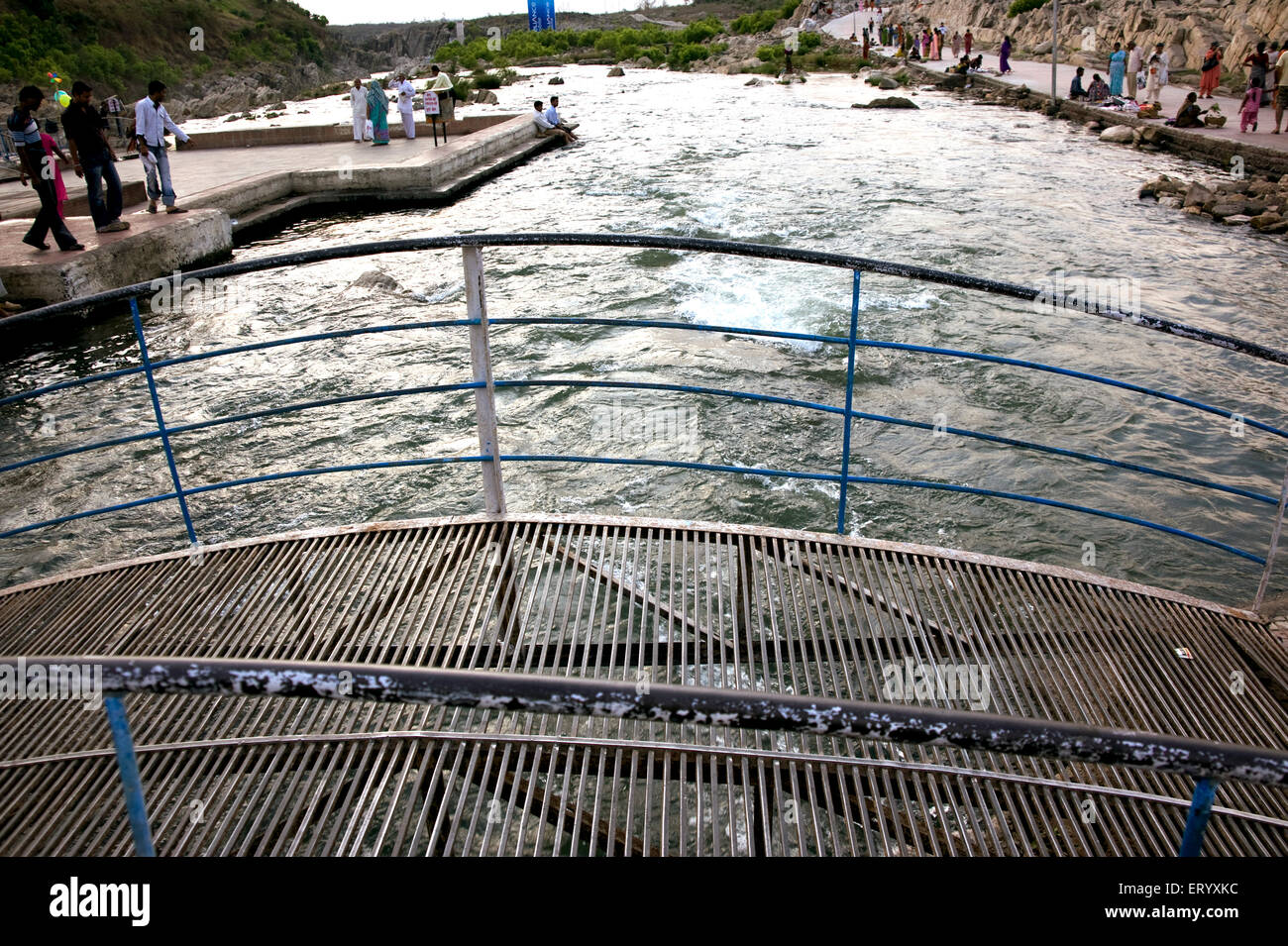Ponte di ferro sul fiume narmada ; Bedaghat ; Jabalpur ; Madhya Pradesh ; India Foto Stock