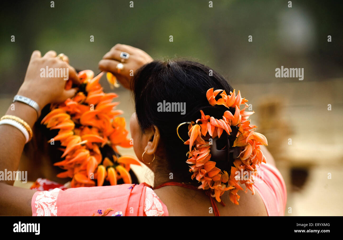 Decorazione capelli, Santiniketan Holi festival primavera, Shantiniketan, Bolpur città, Birbhum distretto, Calcutta, Kolkata, Bengala occidentale, India, Asia Foto Stock