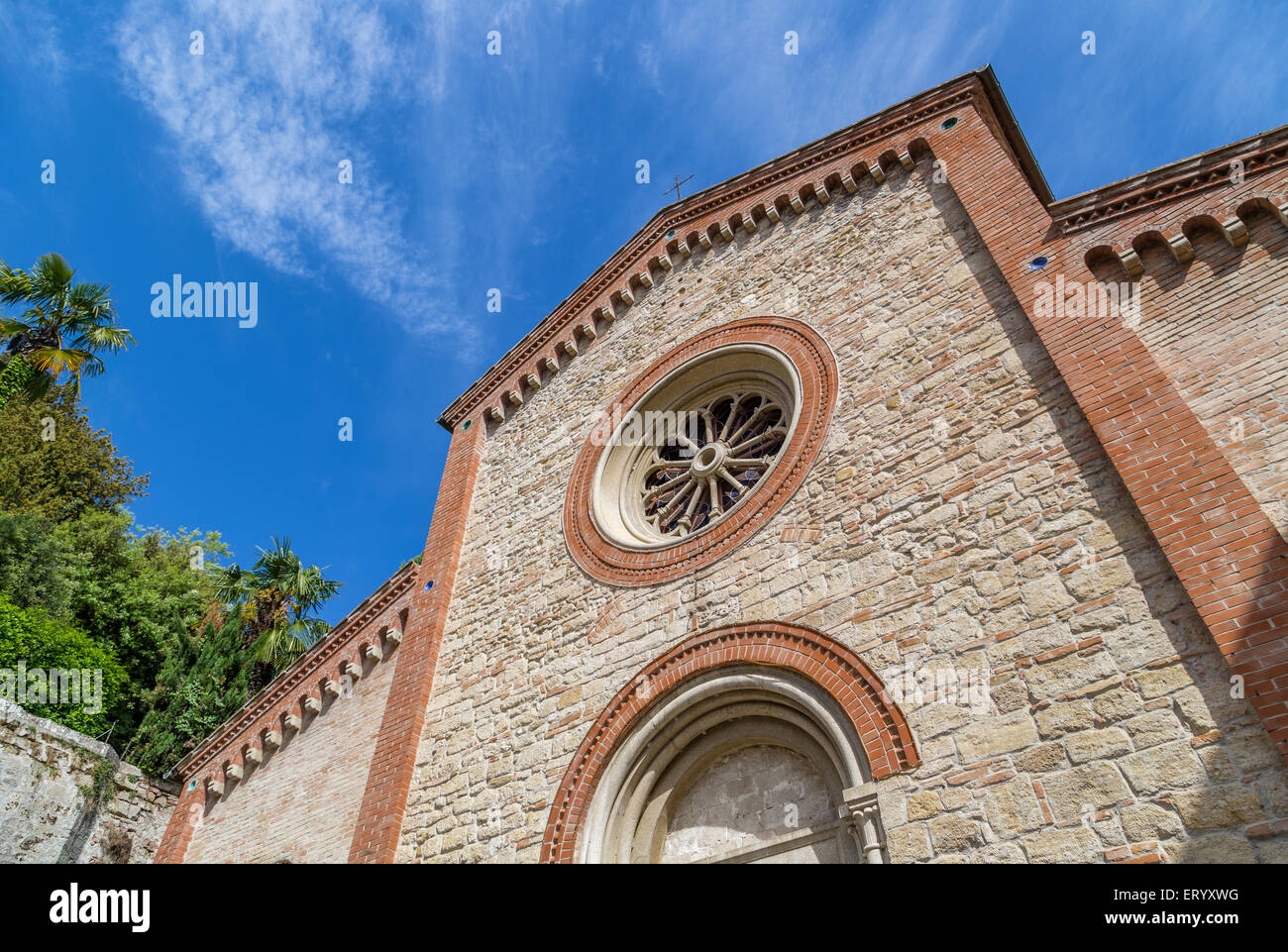 Facciata del XIV cattolici chiesa dei Santi Nicolò e Francesco in Italia Foto Stock