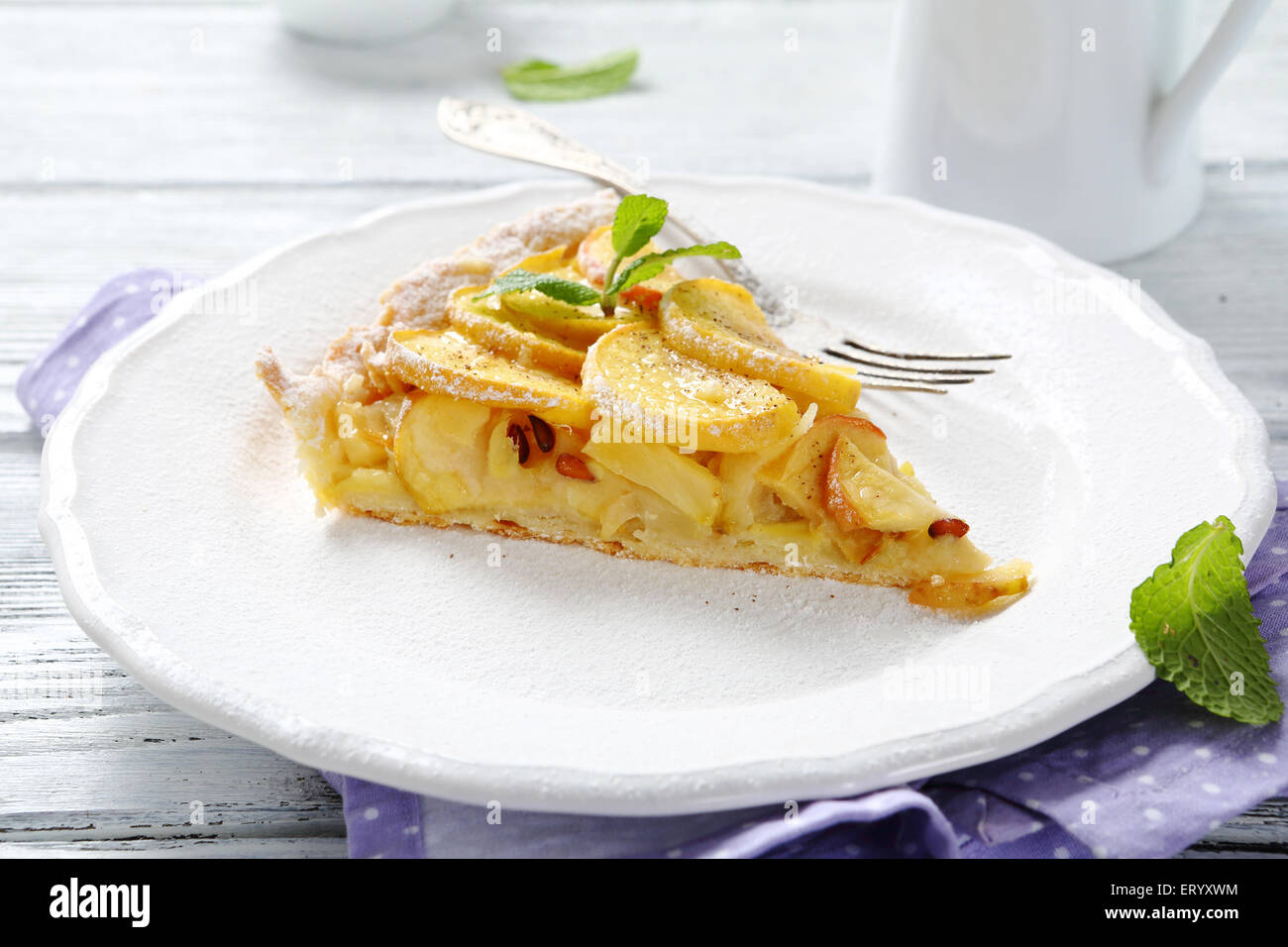 Crostata di mele su una piastra bianca, cibo Foto Stock