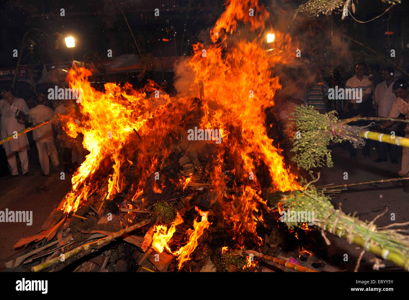 Holi fire celebrato come rituale a kolkata ; Calcutta ; India Foto Stock