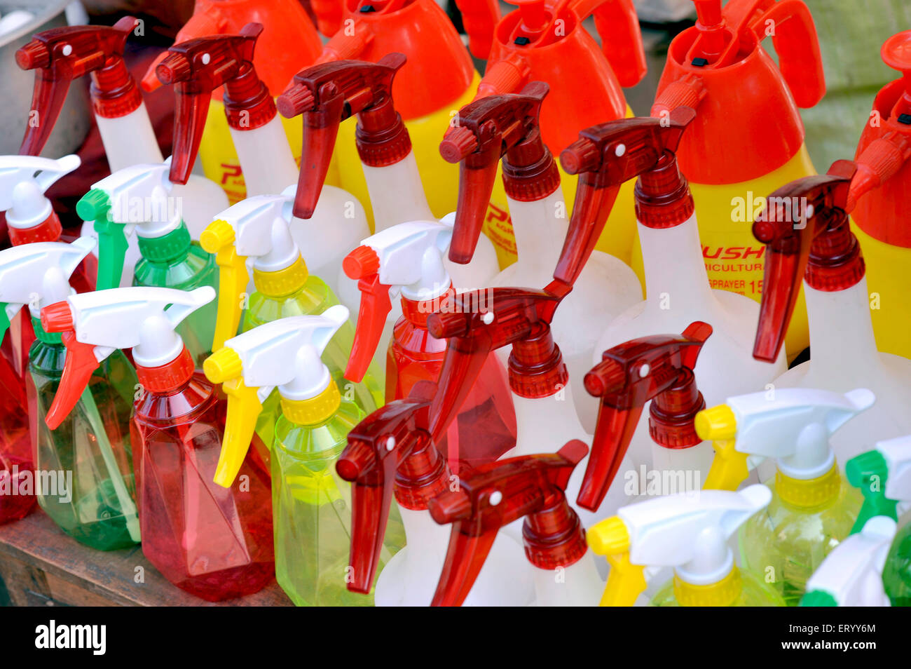 Bottiglie di plastica spray all'acqua in vendita, Gallif Street PET Market, Domenica PET Market, Baghbazar, Calcutta, Kolkata, Bengala Occidentale, India, Asia Foto Stock