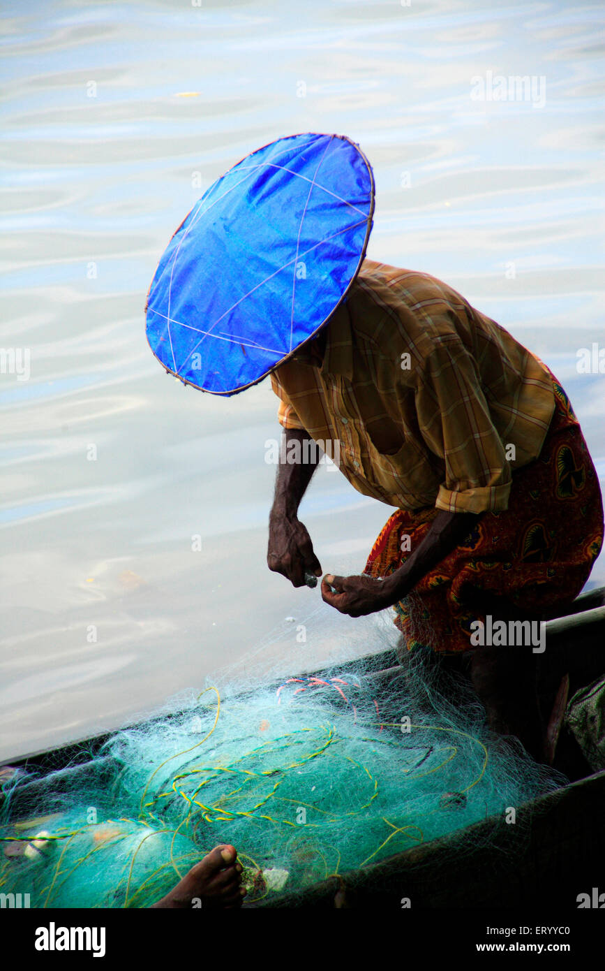 Pescatore riparazione rete di pesca , Marine Drive , Cochin , Kochi , Kerala , India , Asia Foto Stock